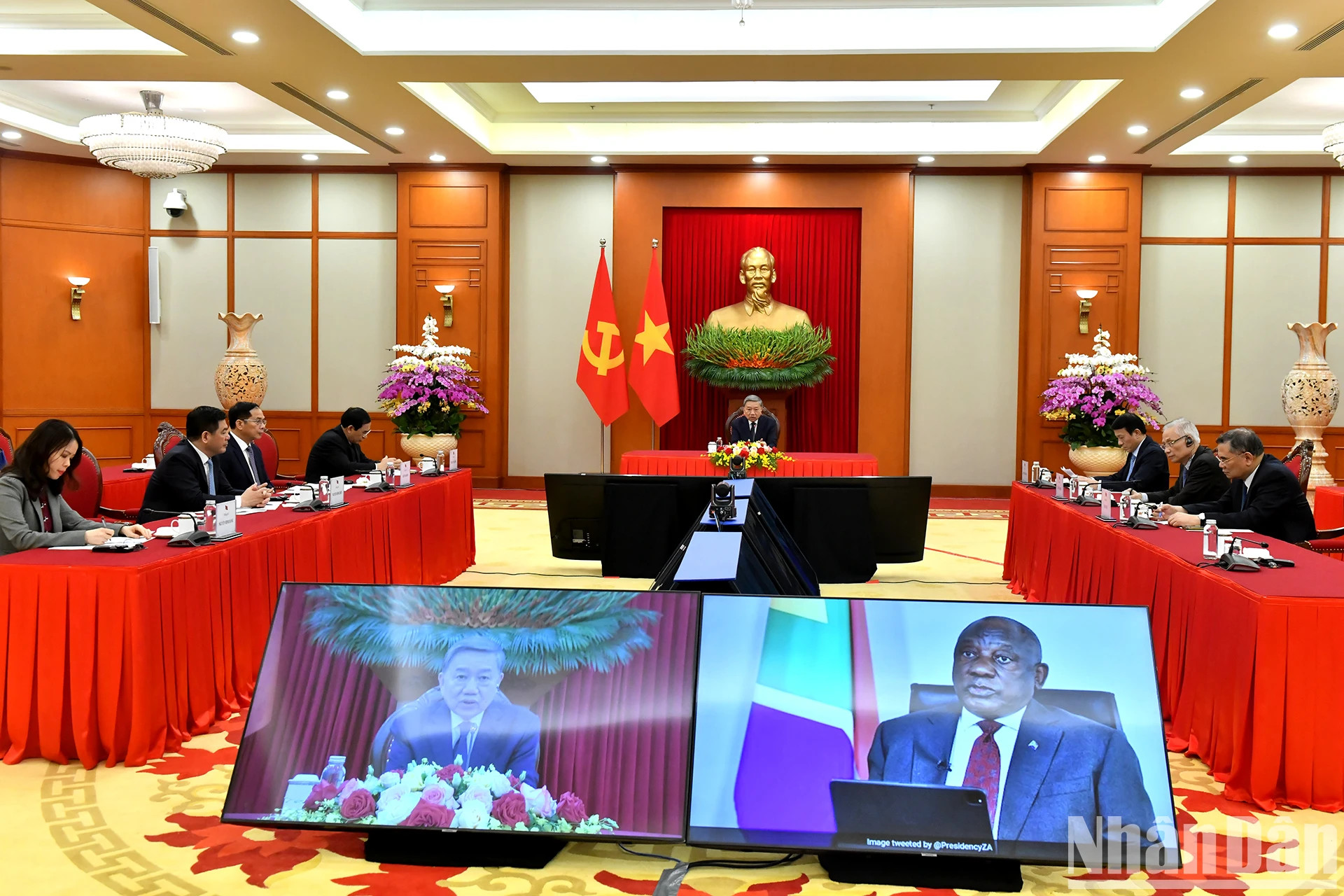 越共中央总书记苏林同南非总统、执政党非洲人国民大会主席西里尔·拉马福萨通电话。