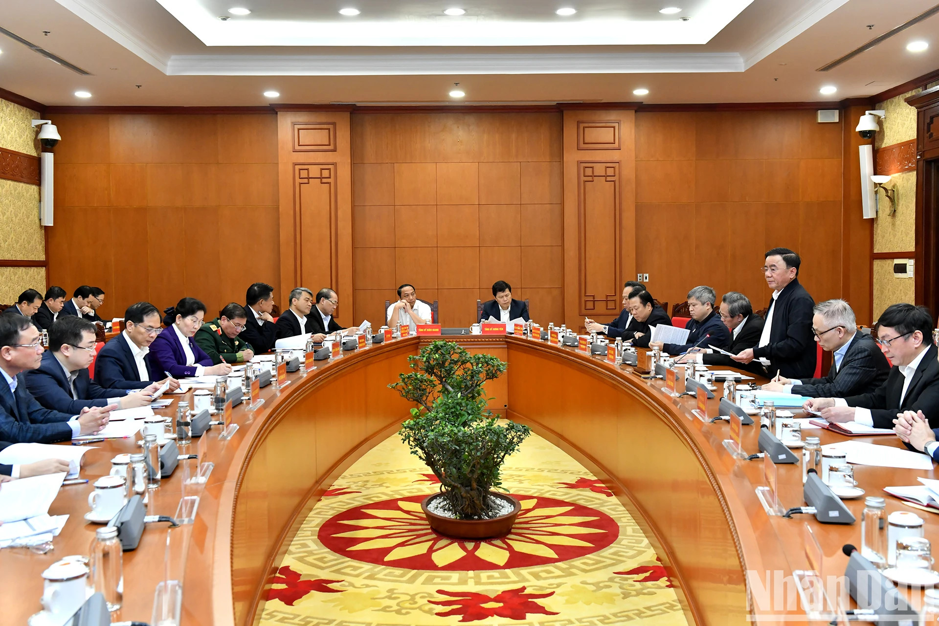 越共中央政治局委员、中央书记处常务书记陈锦秀主持召开会议,部署2025年越共中央政治局和中央书记处的工作计划。 越共中央政治局委员、中央书记处常务书记陈锦秀主持召开会议,部署2025年越共中央政治局和中央书记处的工作计划。