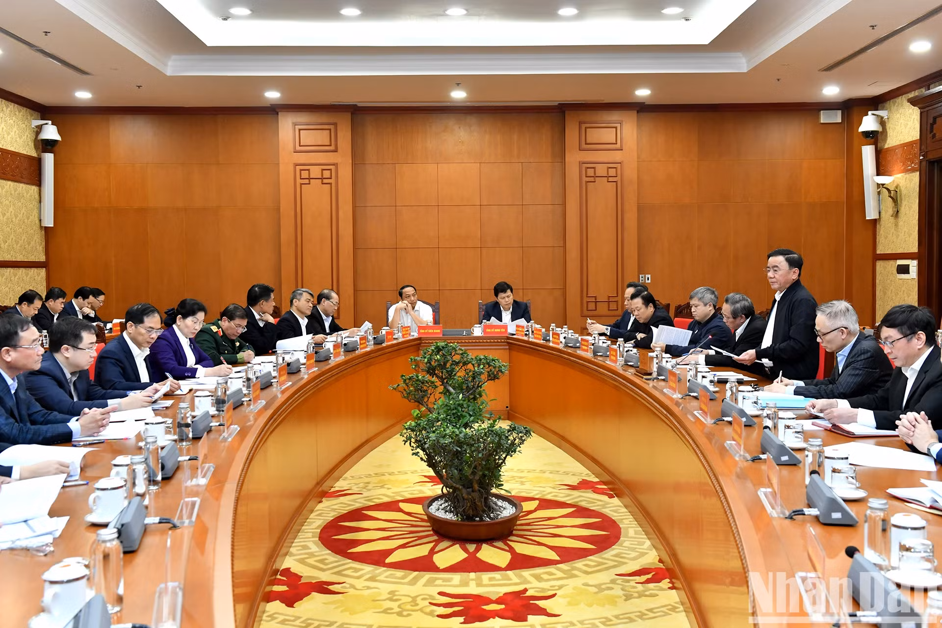 越共中央政治局委员、中央书记处常务书记陈锦秀主持召开会议，部署2025年越共中央政治局和中央书记处的工作计划。