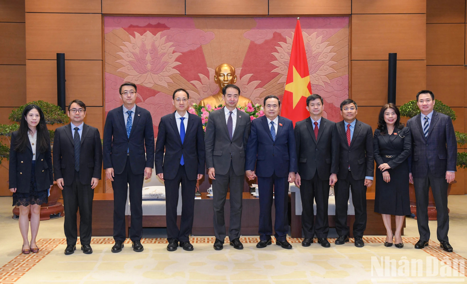 双方代表团合影。