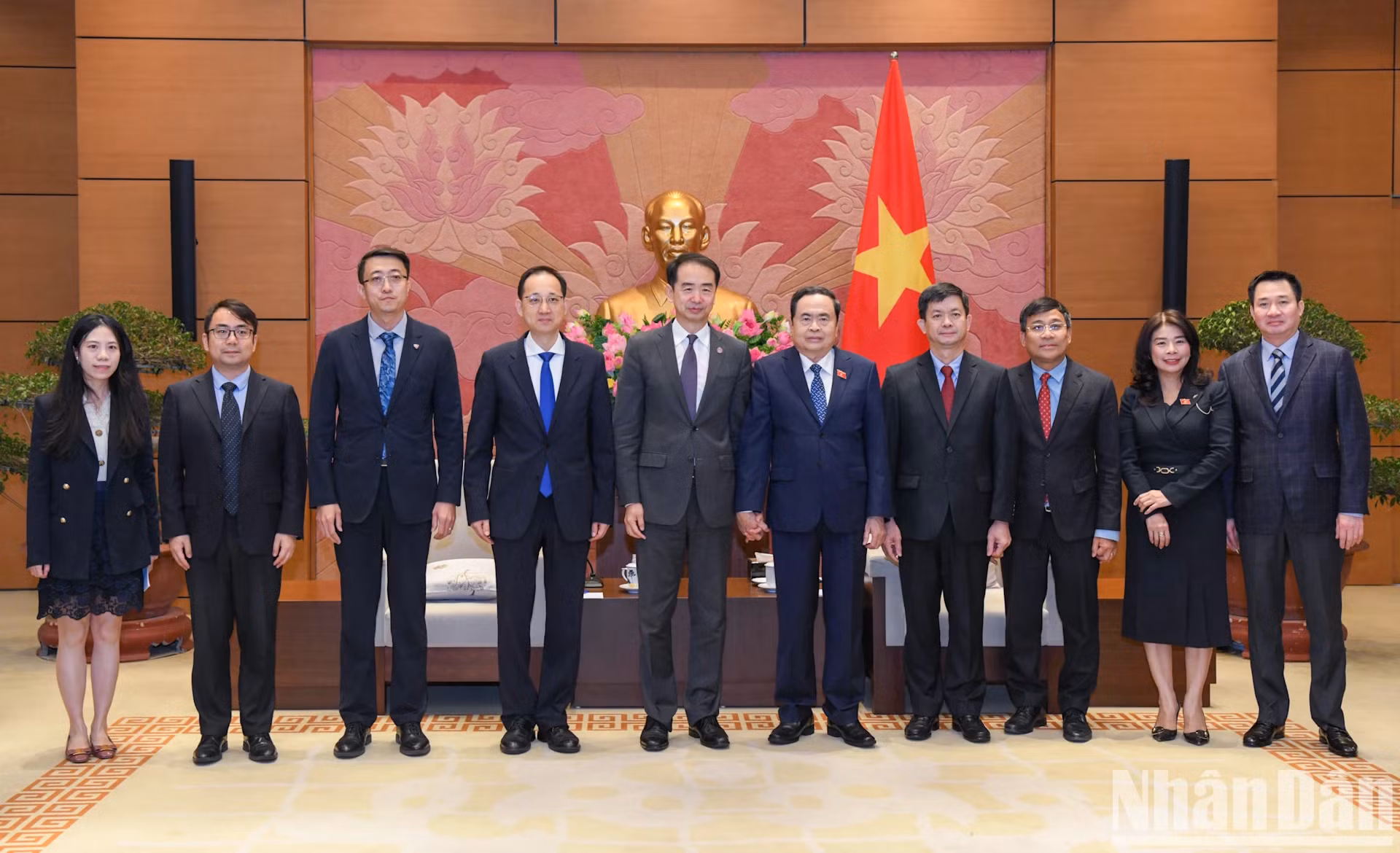 双方代表团合影。