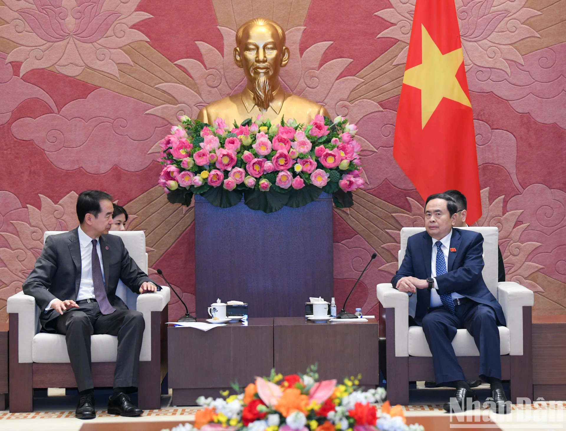 越南国会主席陈青敏会见中国驻越南大使何炜。