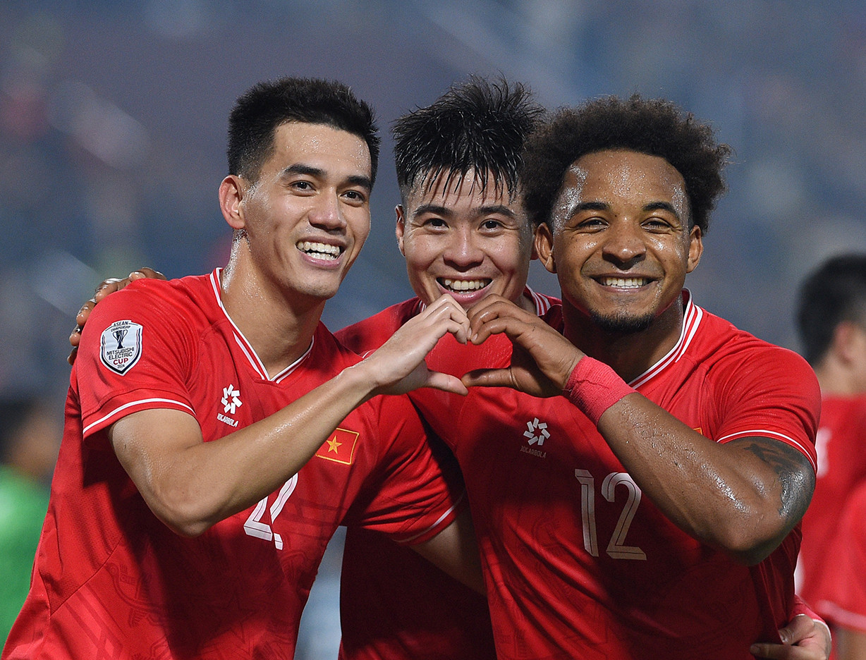 越南队队员庆祝进球并将其献给球迷。