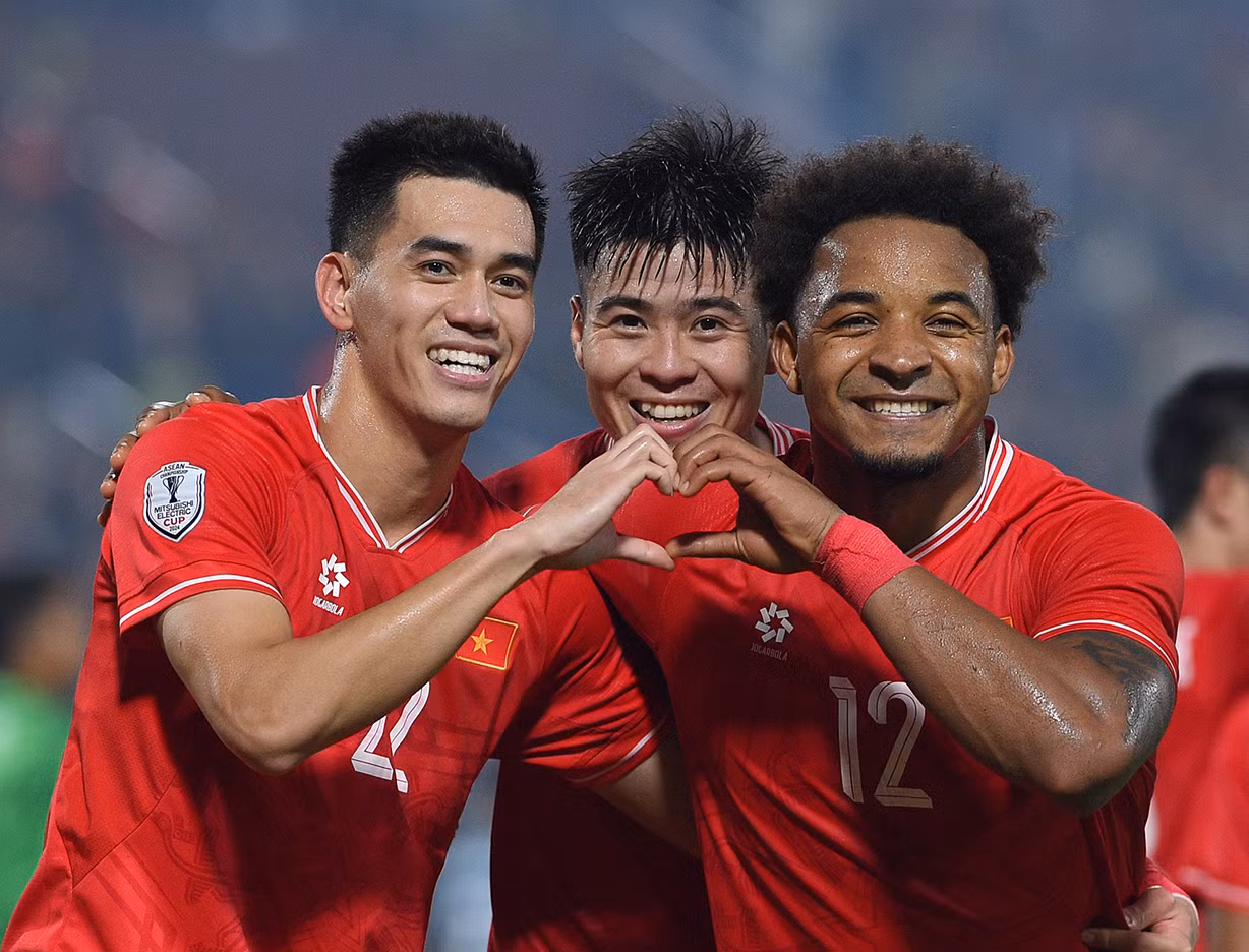 越南队队员庆祝进球并将其献给球迷。 越南队队员庆祝进球并将其献给球迷。