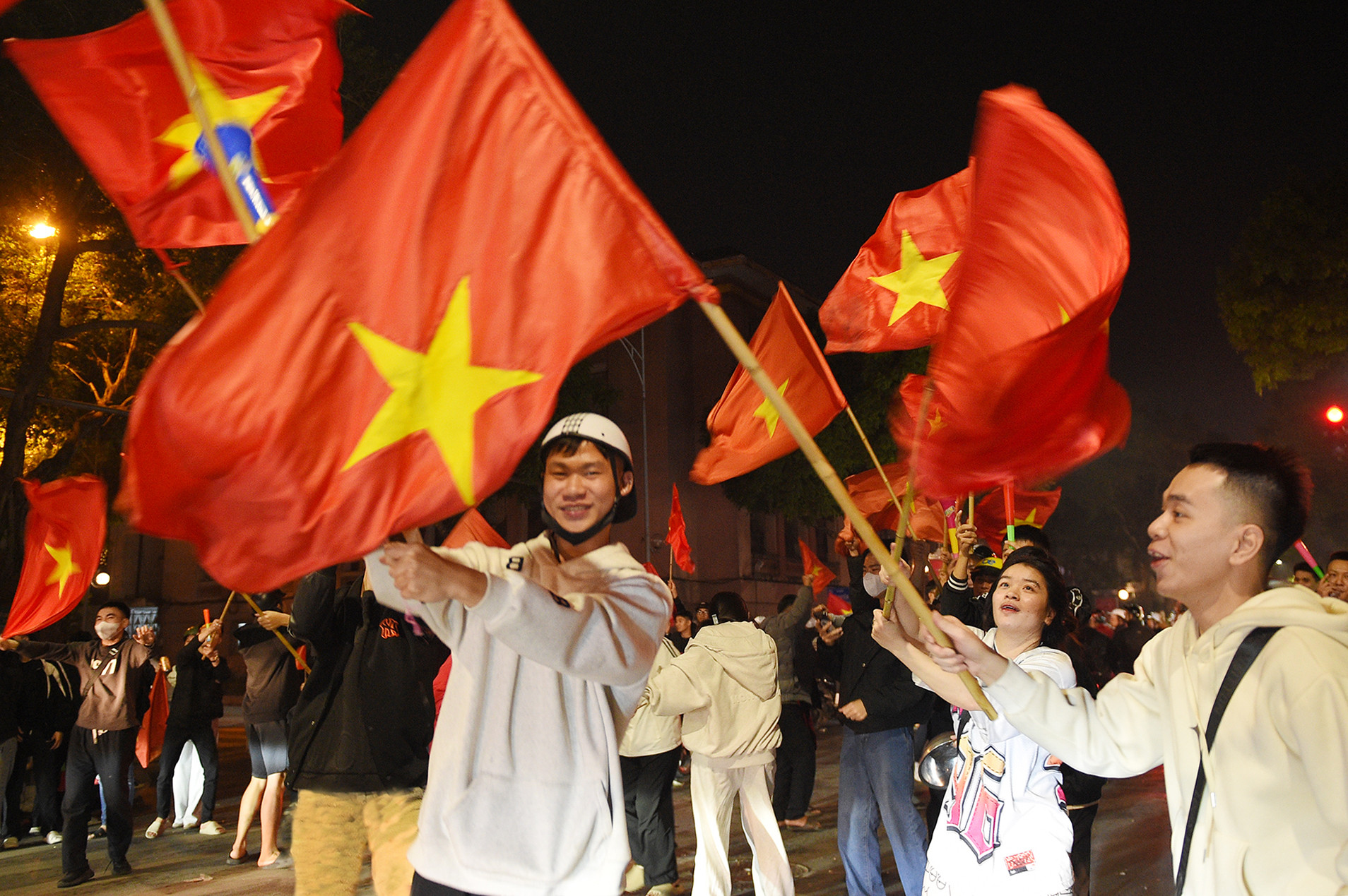 越南队击败泰国队夺得2024年东盟杯冠军后，全国球迷纷纷涌上街头庆祝，挥舞旗帜，高呼“越南冠军”。