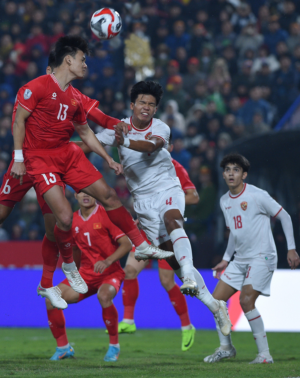 越南队队员（红衫）与印尼队队员激烈交锋。