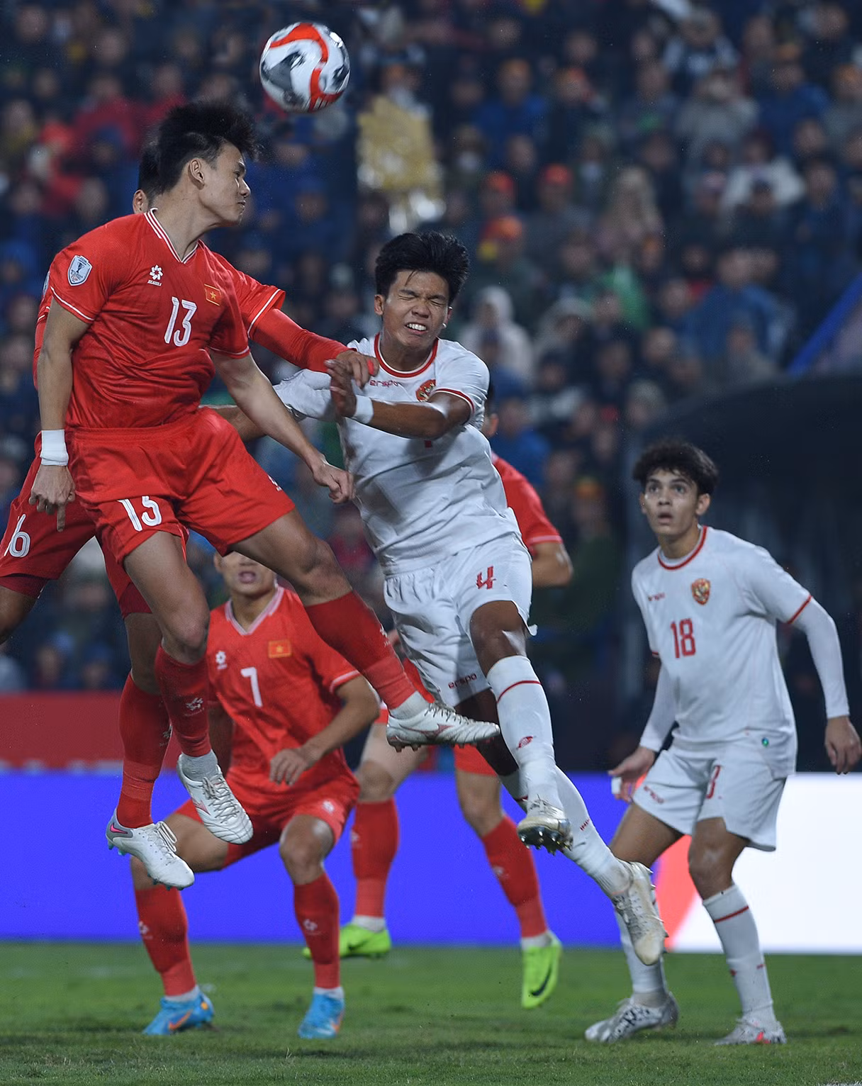 越南队队员(红衫)与印尼队队员激烈交锋。 越南队队员(红衫)与印尼队队员激烈交锋。