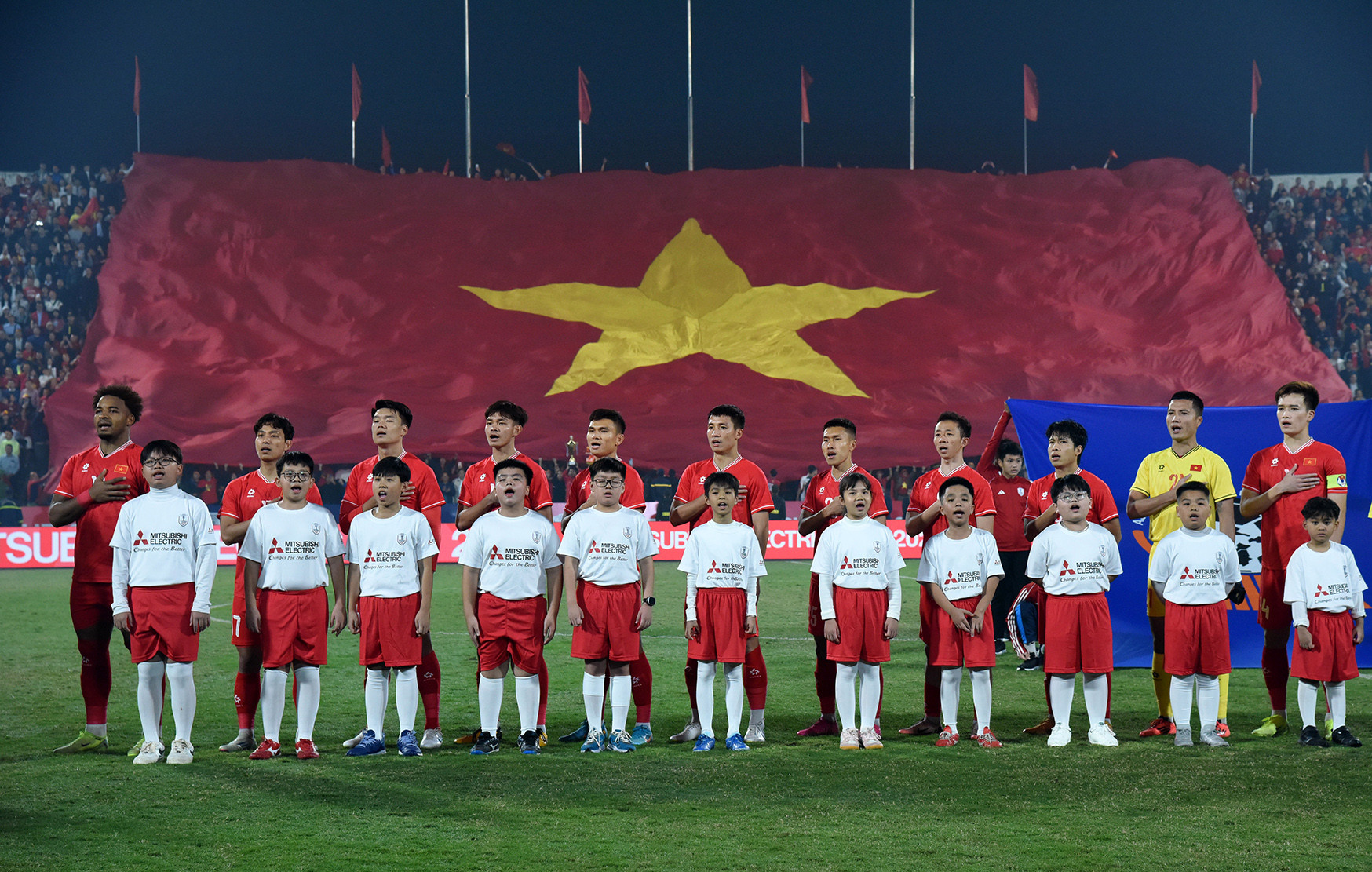 越南队队员向国旗敬礼并唱国歌。