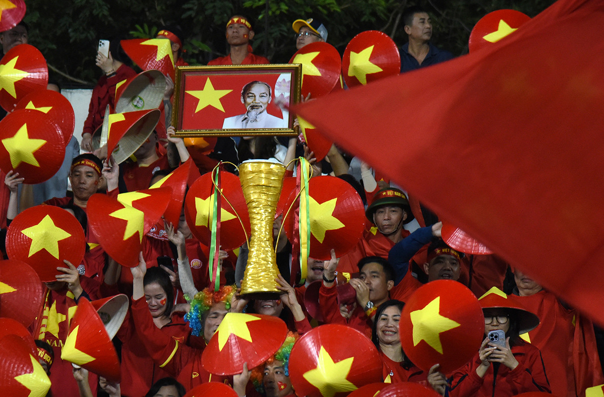 看台上，胡伯伯的形象和国旗一直出现，为越南队助阵。