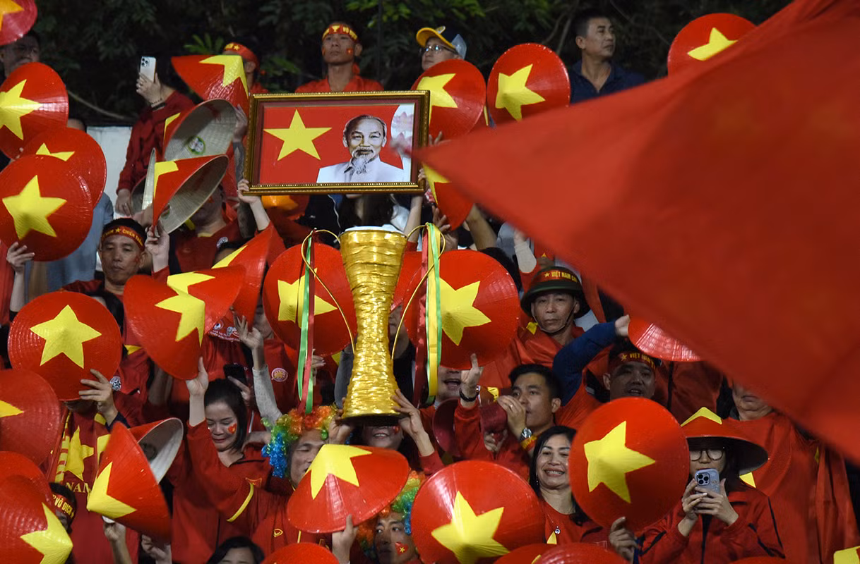 看台上,胡伯伯的形象和国旗一直出现,为越南队助阵。 看台上,胡伯伯的形象和国旗一直出现,为越南队助阵。