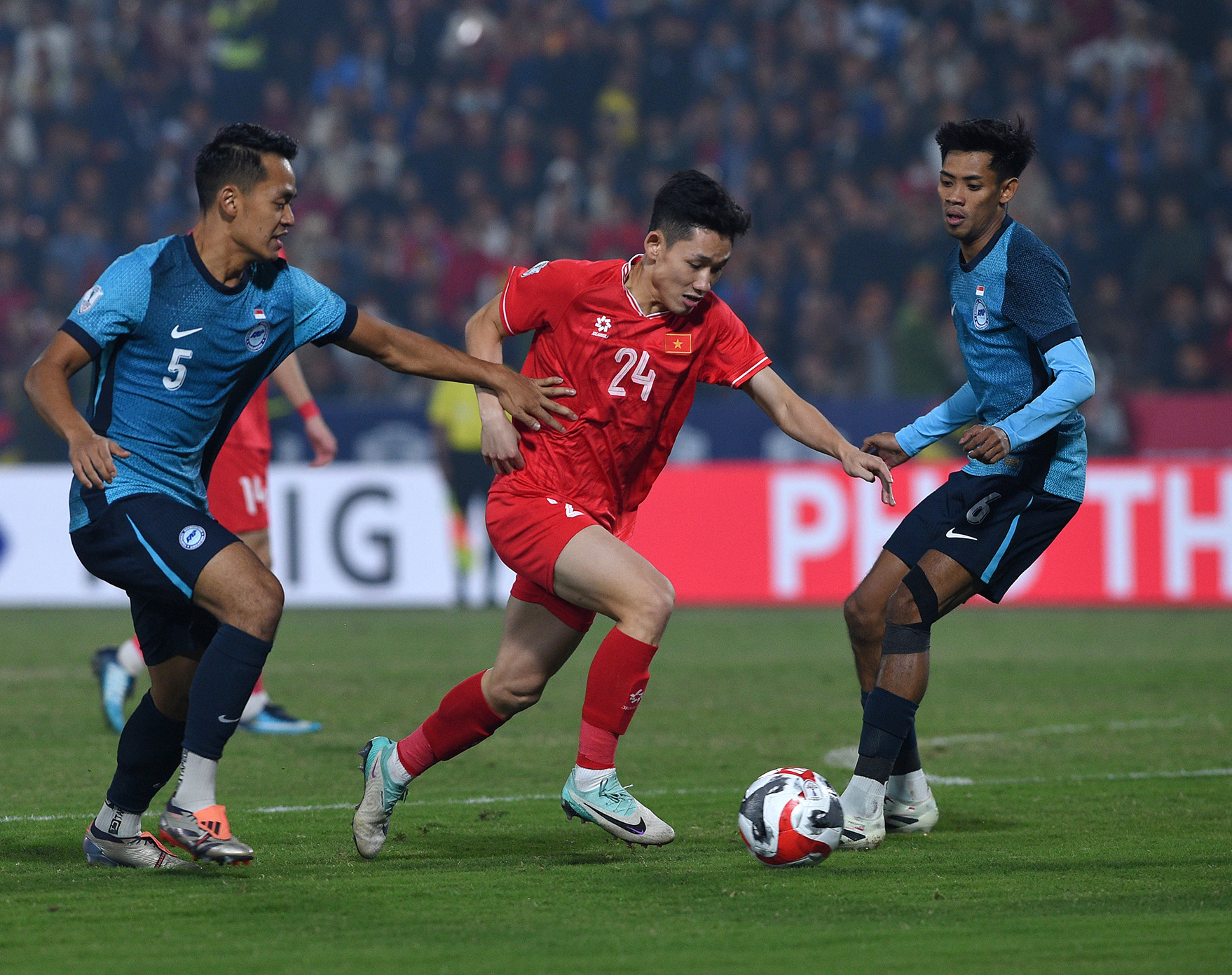 二龙（红衫）晃过泰国队后卫。