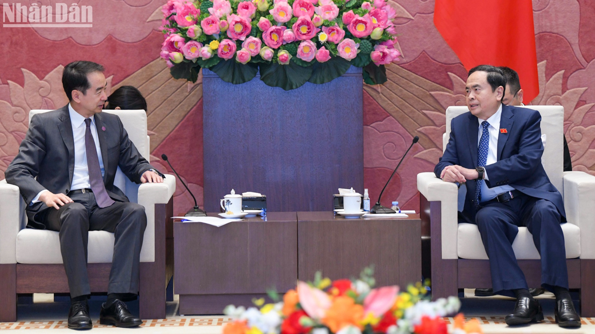 越南国会主席陈青敏会见中国驻越南大使何炜。
