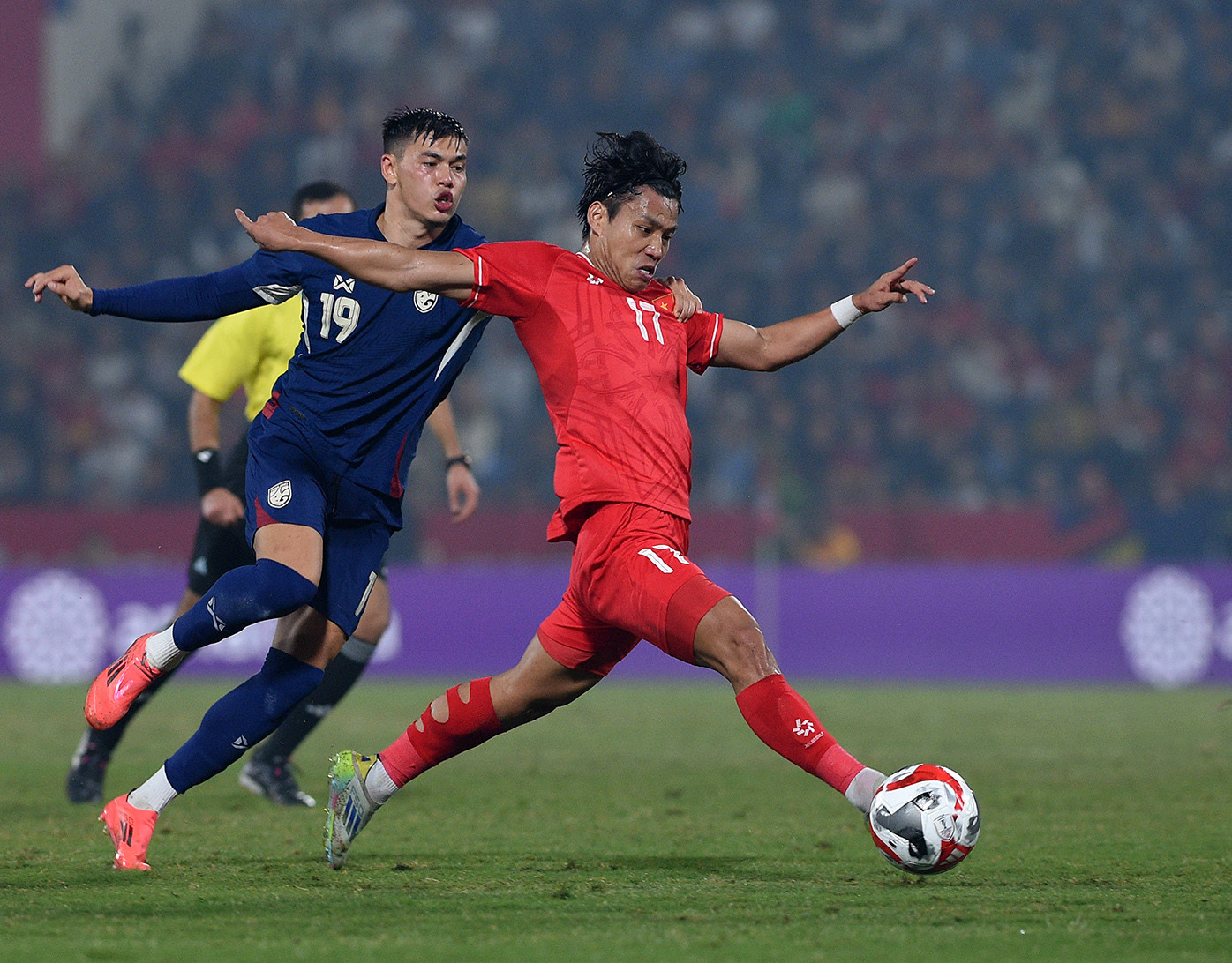 文青（红衫）躲避了泰国后卫的追击。