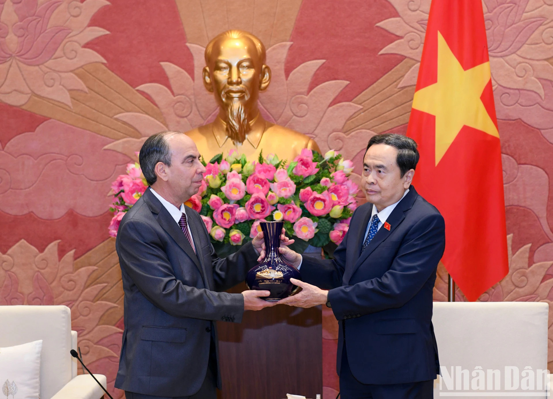 国会主席陈青敏向贵宾送礼。