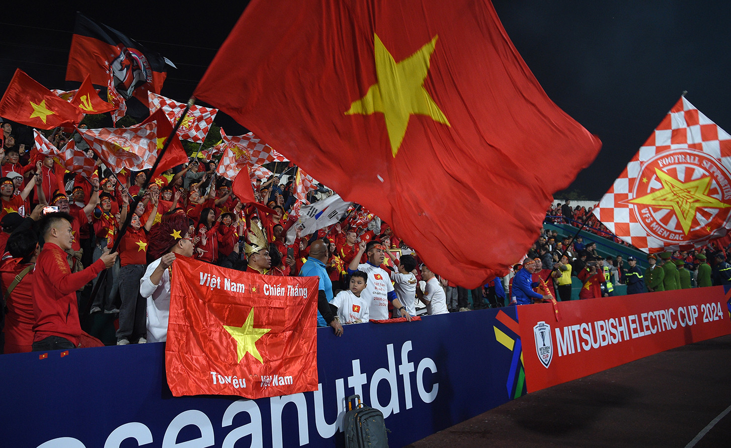 数百万越南球迷始终陪伴越南队。