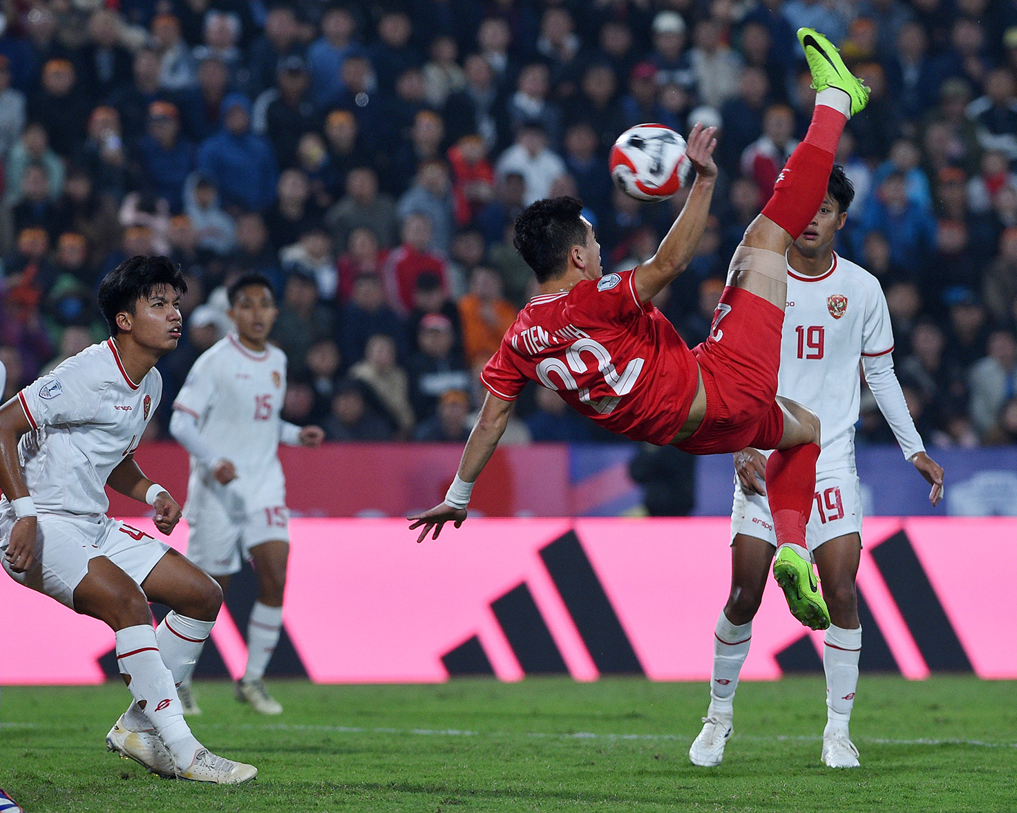 前锋阮进灵在对手球门前造成威胁。