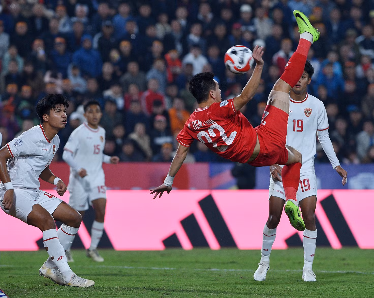 前锋阮进灵在对手球门前造成威胁。 前锋阮进灵在对手球门前造成威胁。