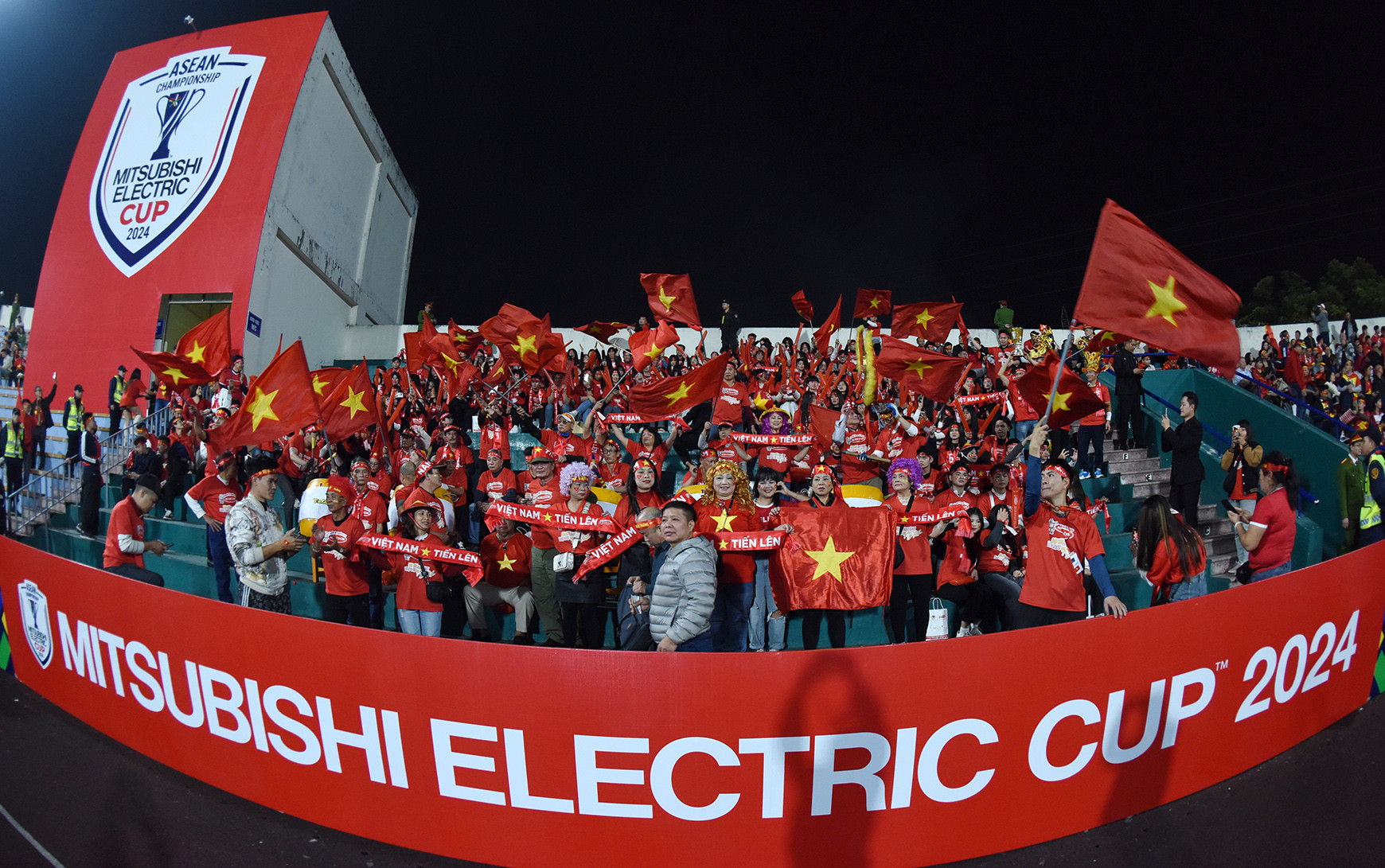 百万球迷热爱足球。