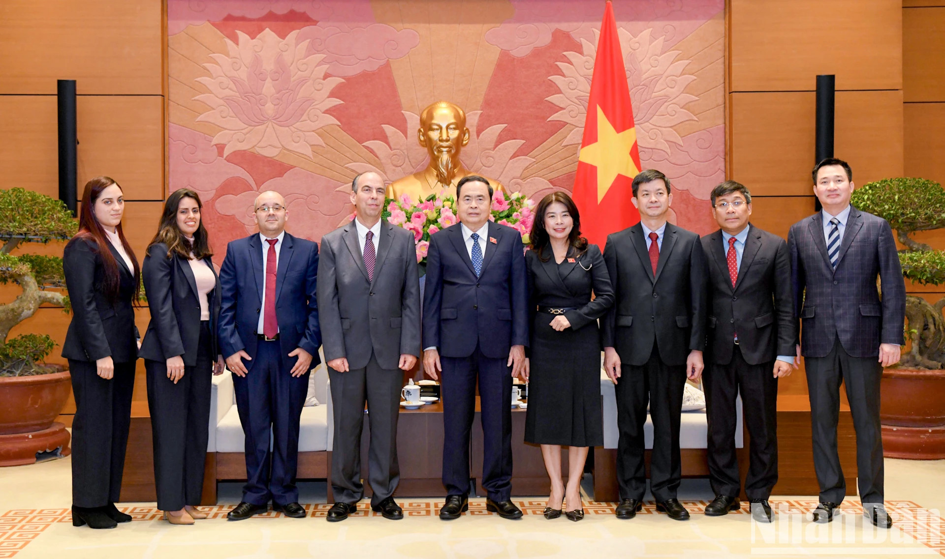 双方代表团合影。