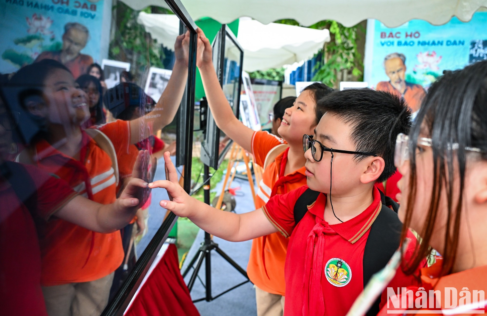 学生体验技术，了解胡志明主席的更多资料。