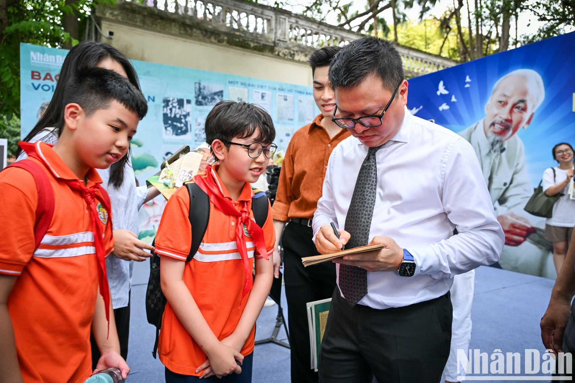 《人民报》总编辑黎国明在《人民报周末》特刊上给学生签名。