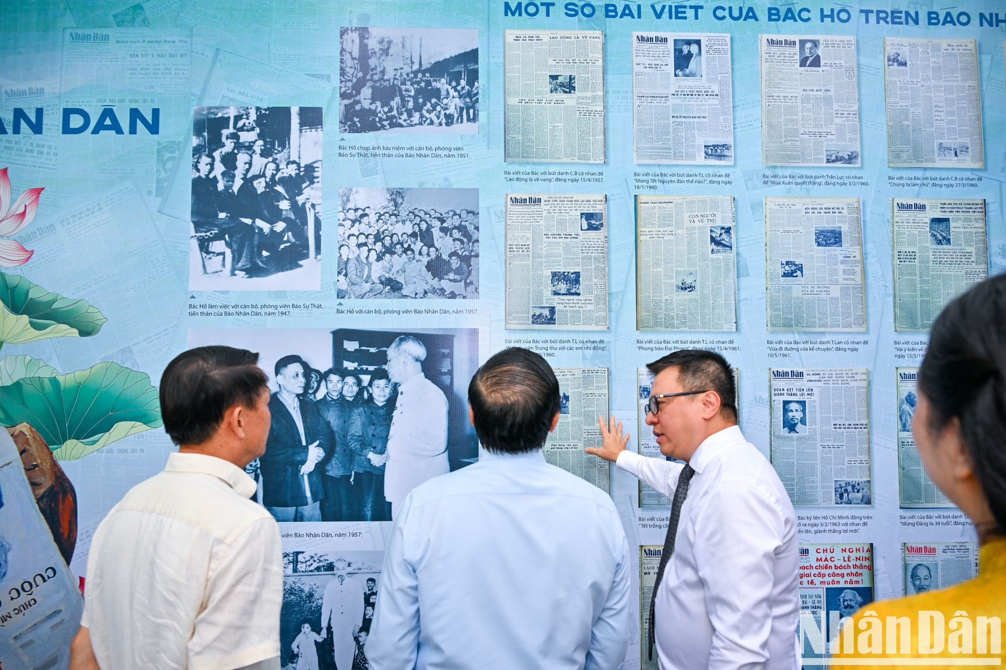 图片展还展示了胡志明主席的许多文章。