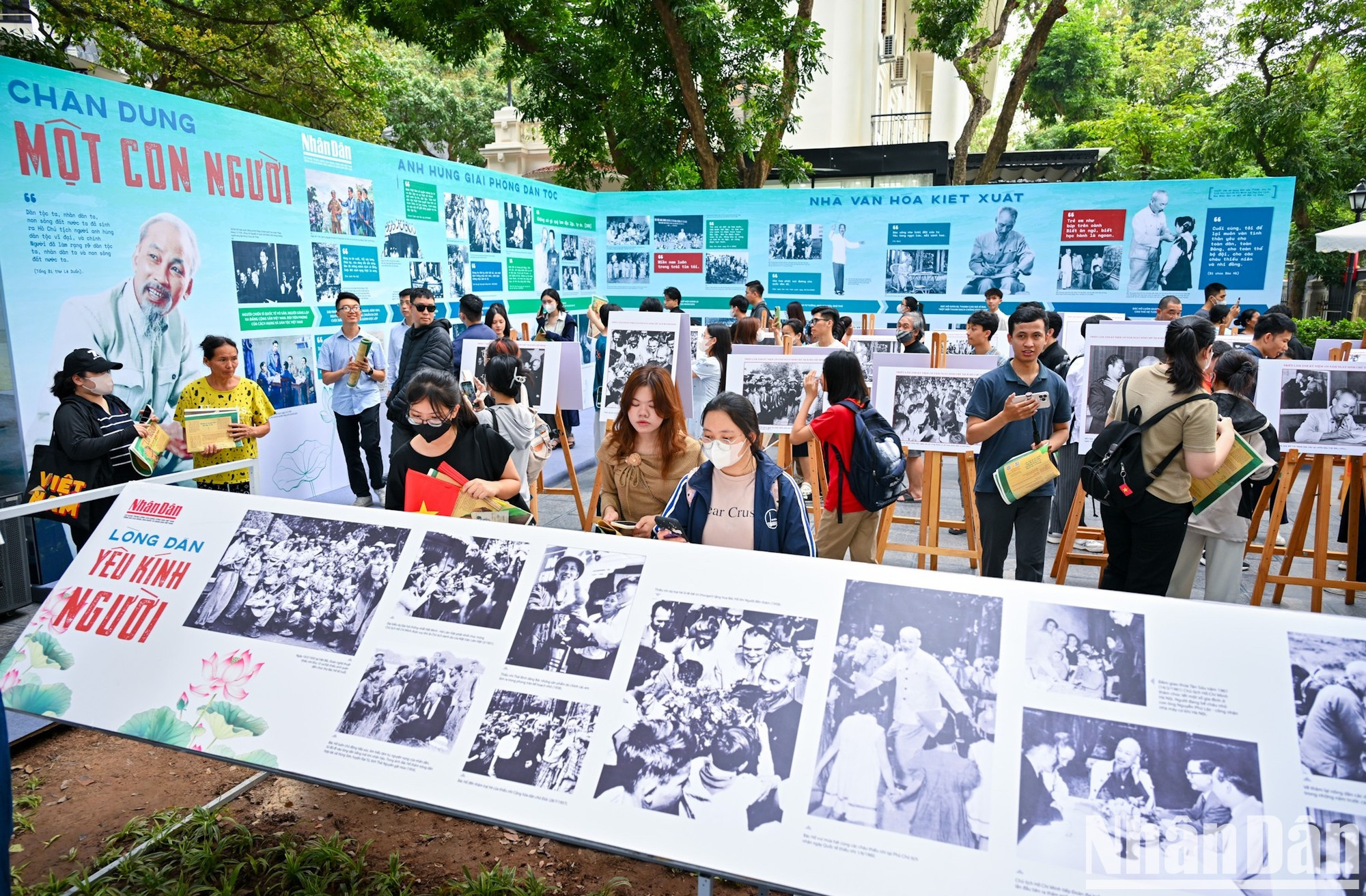 “他老人家光荣之名”图片展开幕第一日已吸引了许多观众。