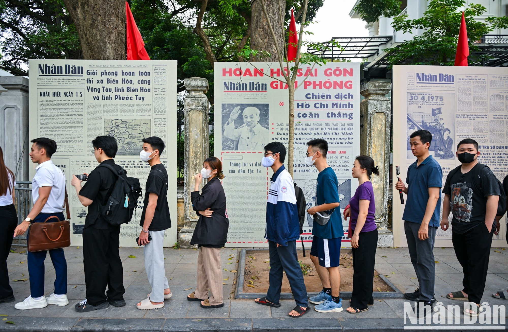 人们排队领取《人民周末报》纪念胡志明主席诞辰135周年特刊。