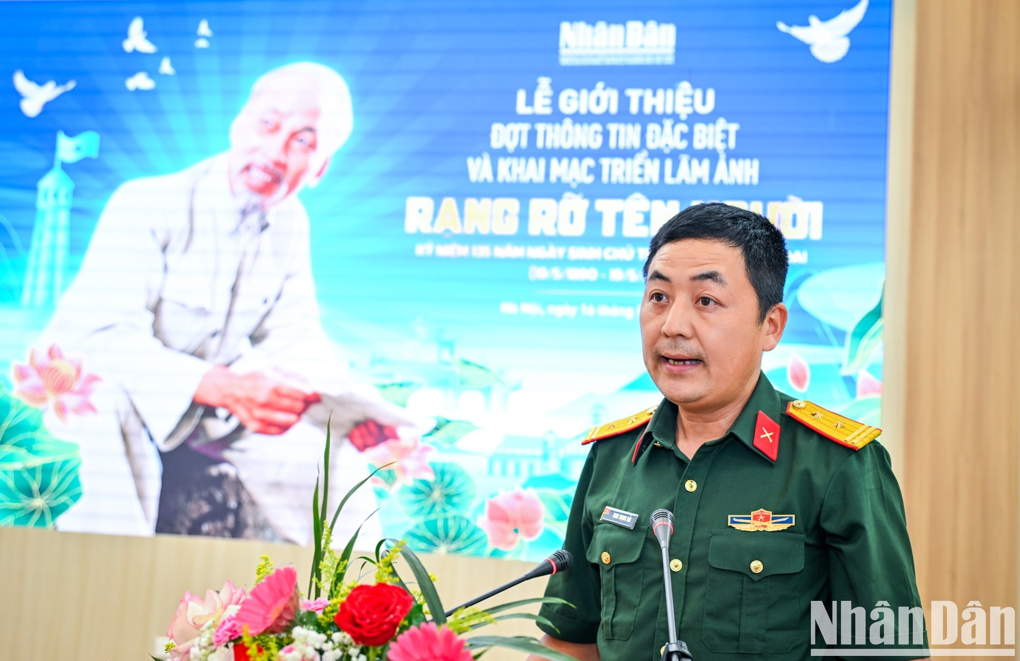 《人民军报》图片部部长丁仲海同志表示，“他老人家光辉之名”图片展是一场意义深远的文化和政治活动。