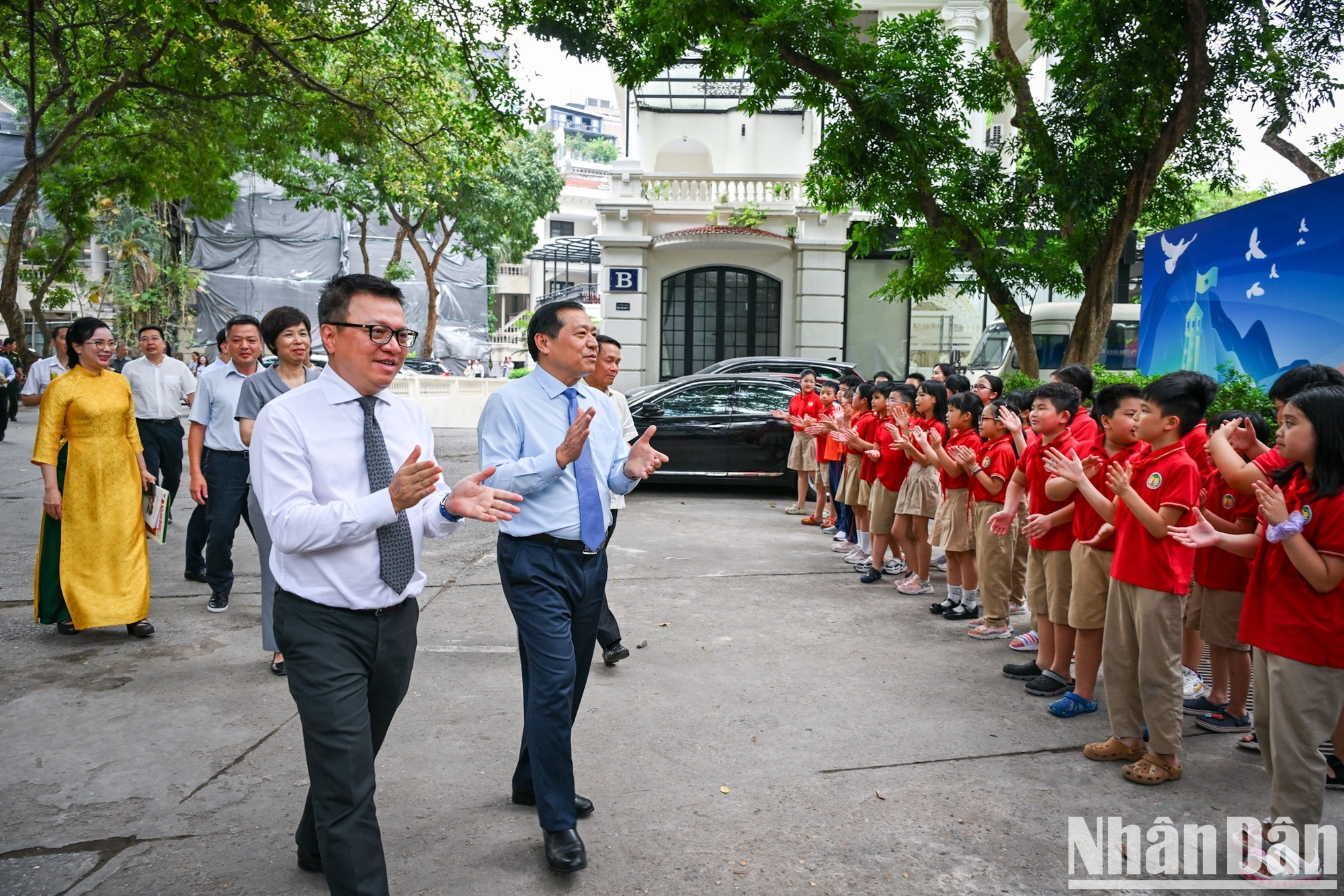 此次图片展吸引了众多河内市的小学生前来参观。
