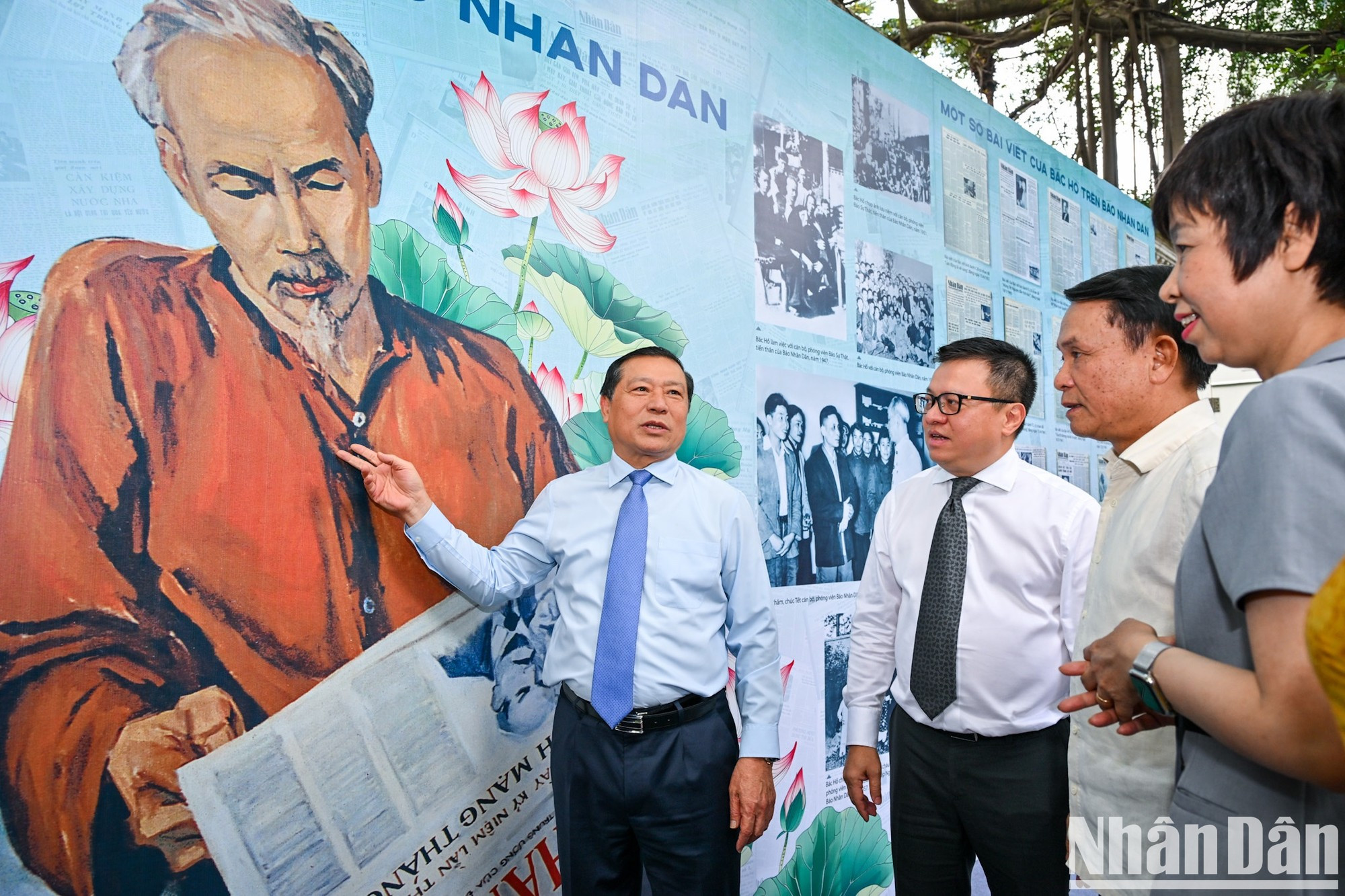 各位代表参观图片展。