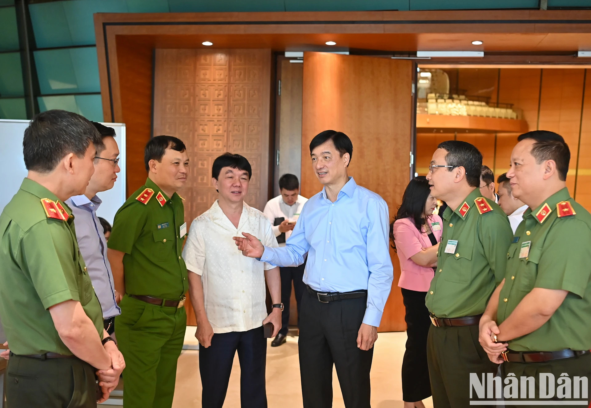 与会代表在会场进行交流。 与会代表在会场进行交流。