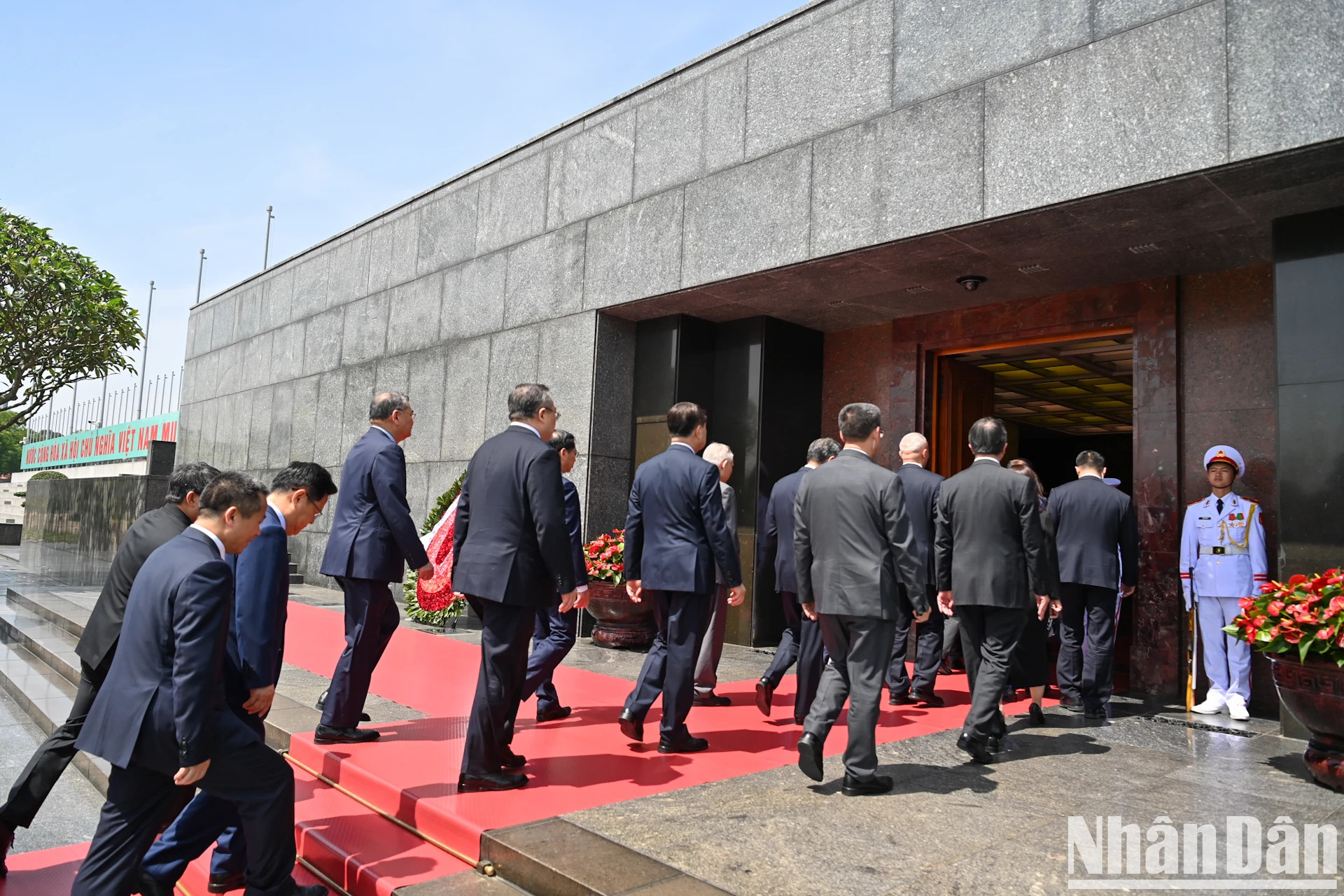 各位代表入陵瞻仰胡志明主席遗容。