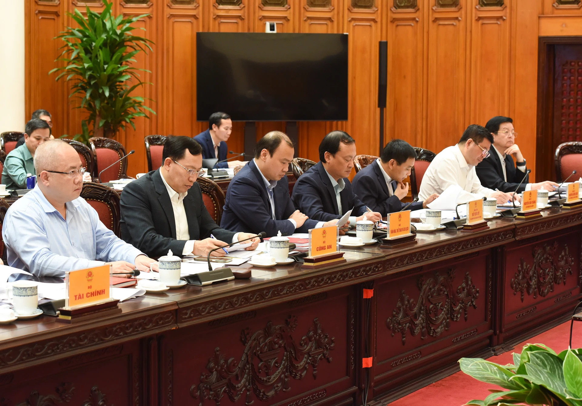 各部委领导出席会议。