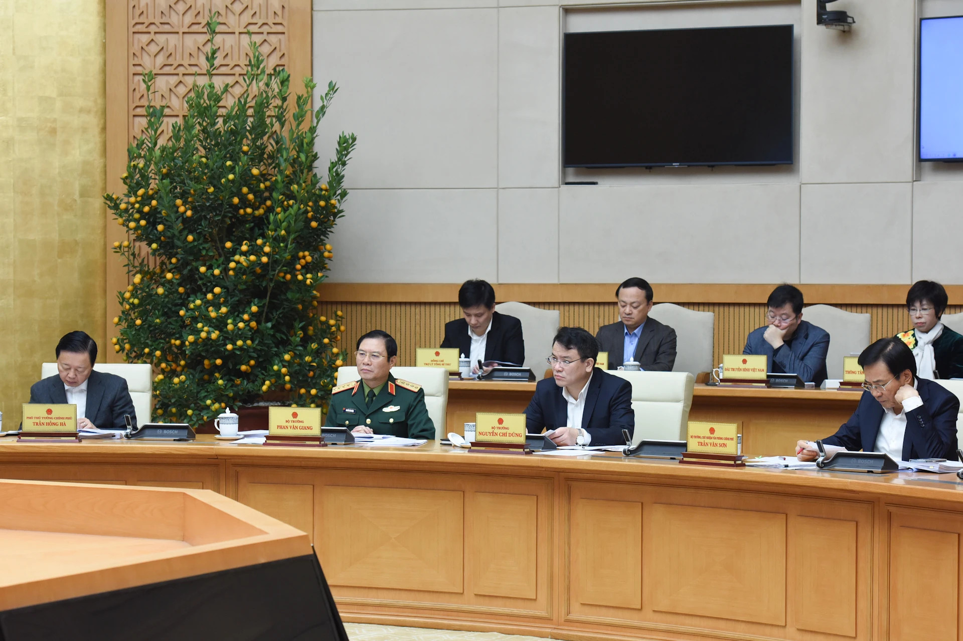 政府各部委行业和机构领导代表出席会议。