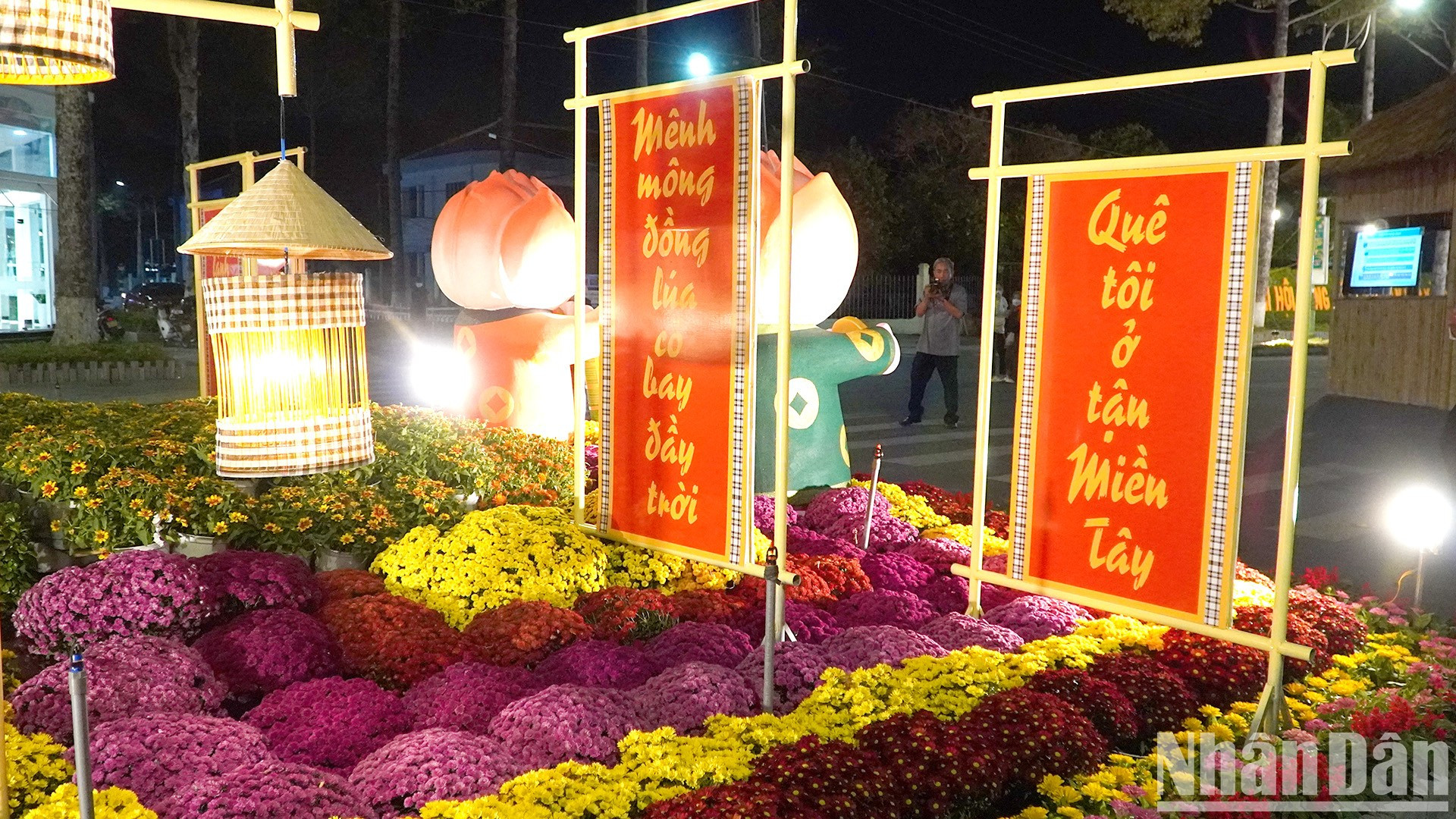 以“莲花绽放,迈向未来”为主题,2025年乙巳春节花街于2025年1月25日(农历腊月二十六)在同塔省高岭市第一坊的黎常杰街正式开幕。 以“莲花绽放,迈向未来”为主题,2025年乙巳春节花街于2025年1月25日(农历腊月二十六)在同塔省高岭市第一坊的黎常杰街正式开幕。