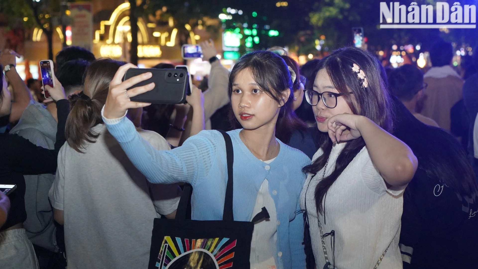 年轻人一起自拍，留住新年前的美好瞬间。