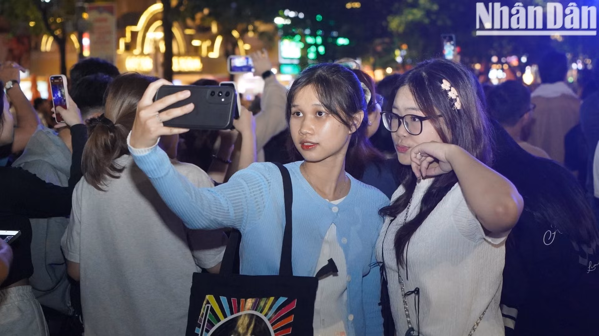 年轻人一起自拍，留住新年前的美好瞬间。