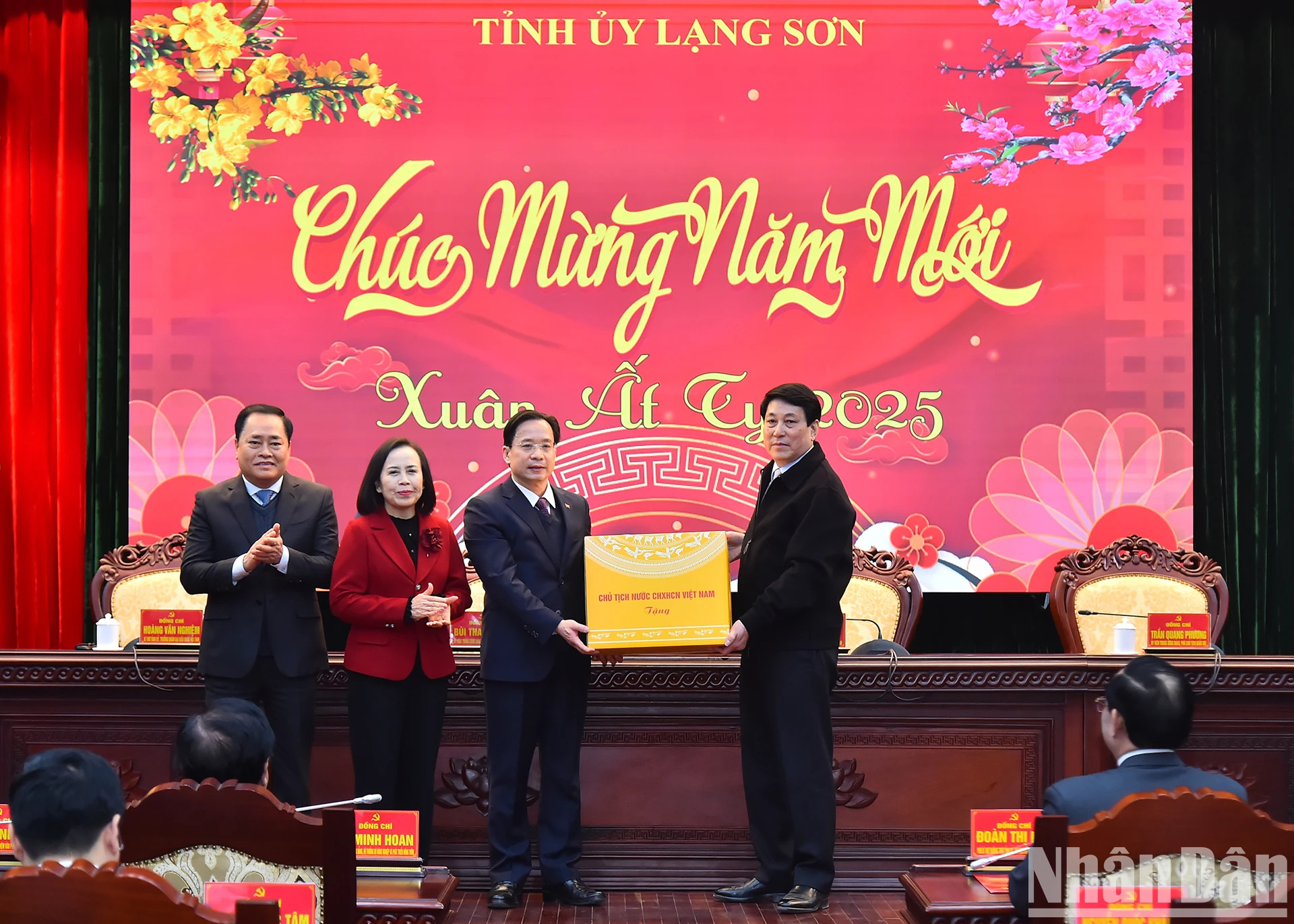 梁强主席在乙巳新年伊始期间向谅山省省委常委会赠送礼品。