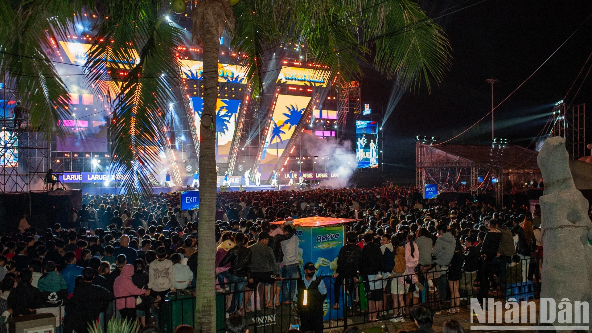 舞台地区挤满了人。