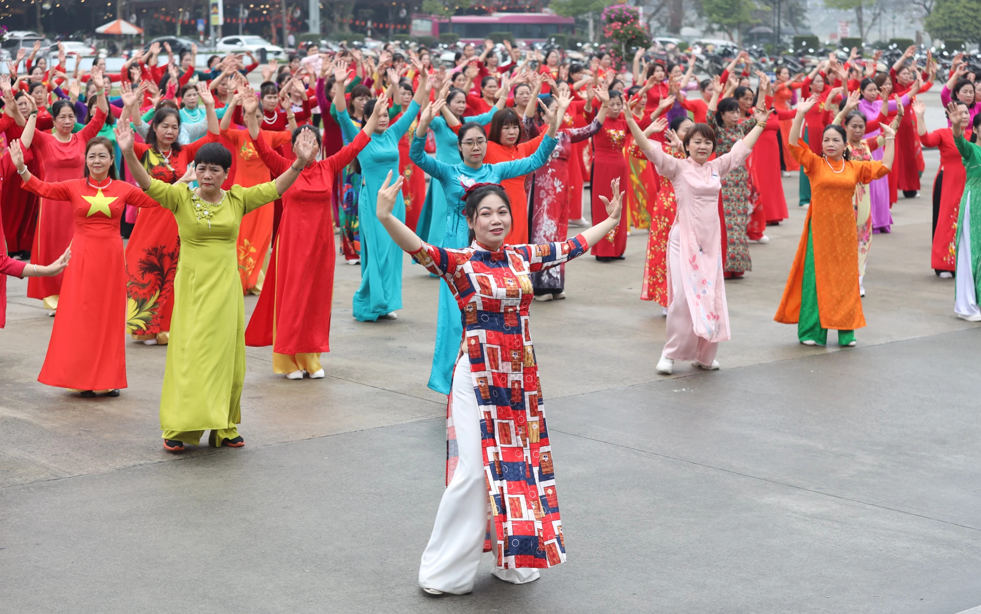 同时，通过民间舞蹈鼓励运动，增强体质，增进文化交流。