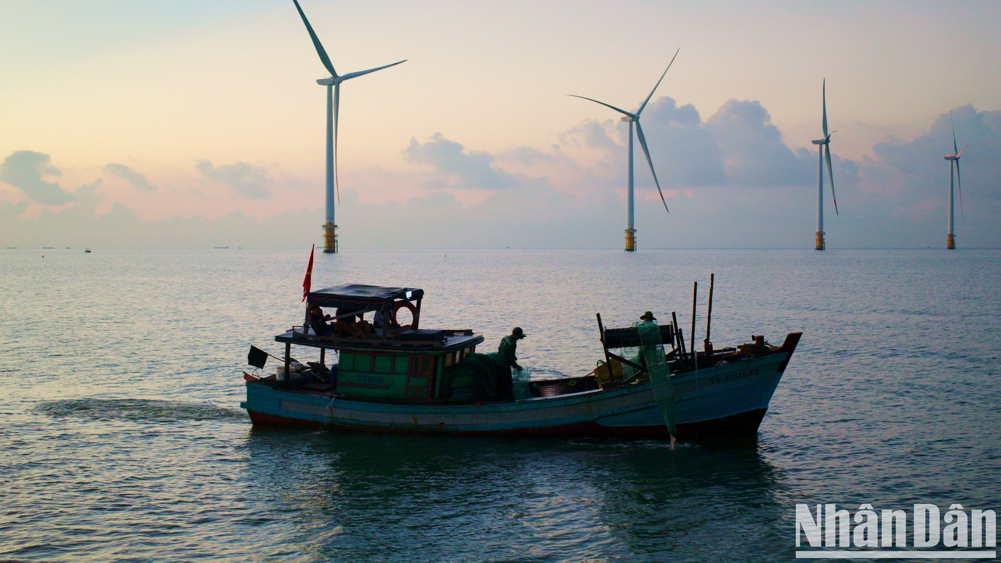 清晨出发的船只构成了一幅如画的风景。