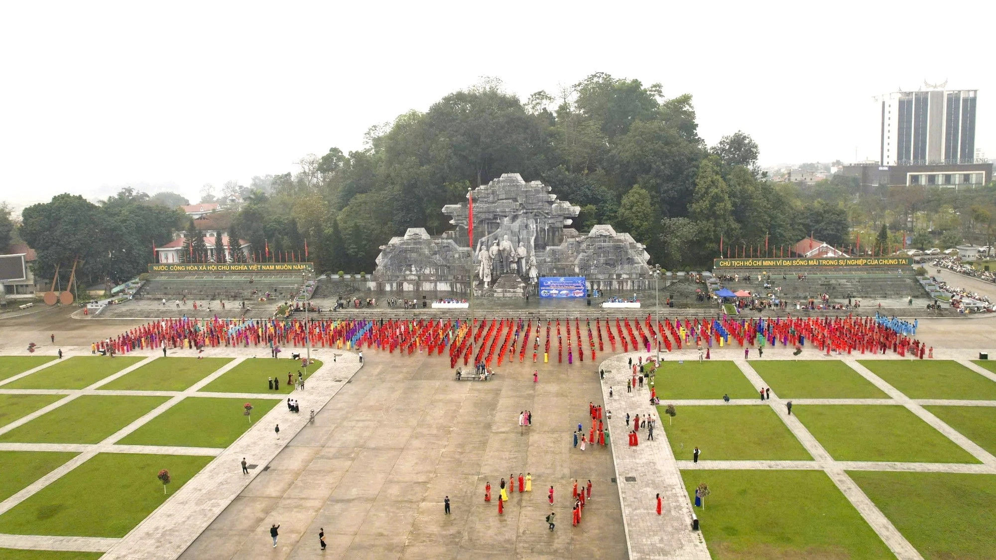 宣光省宣光市阮必成广场空间。