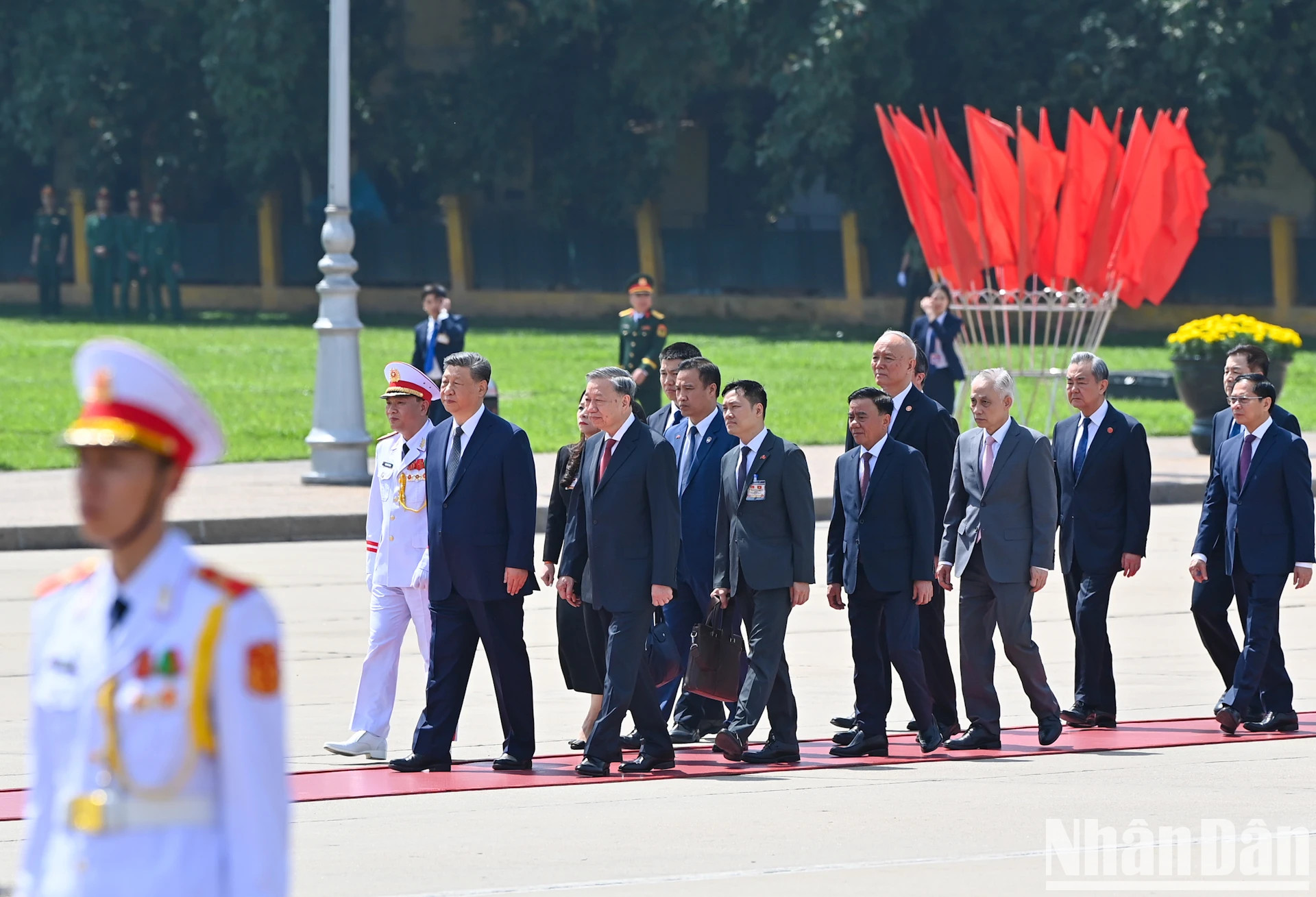 越共中央总书记苏林与中共中央总书记、中国国家主席习近平以及各位代表一同前往胡志明主席陵。