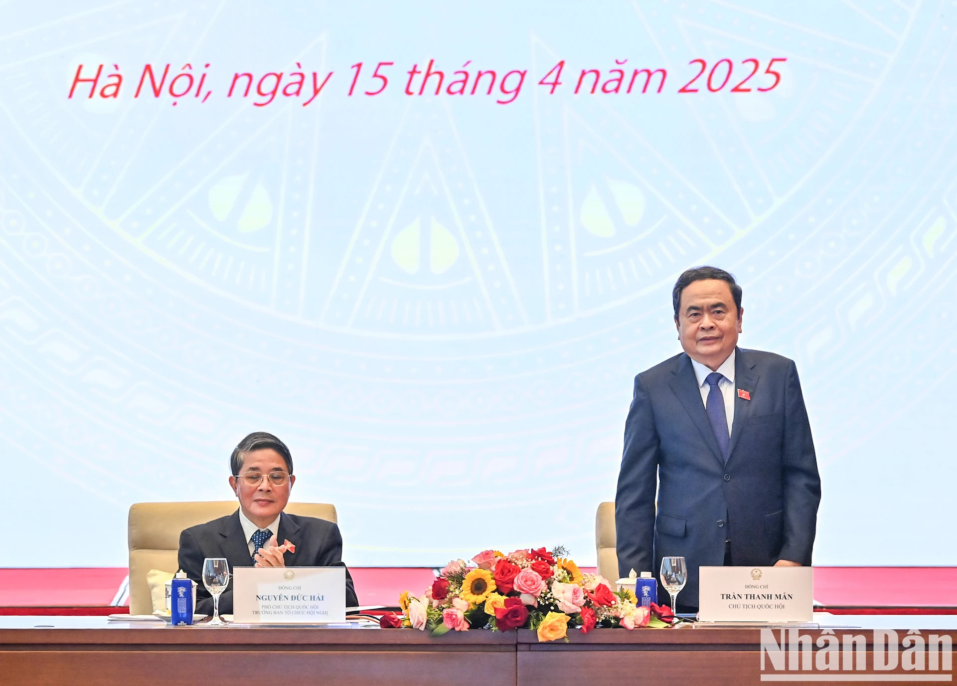国会主席陈青敏出席会议。 国会主席陈青敏出席会议。