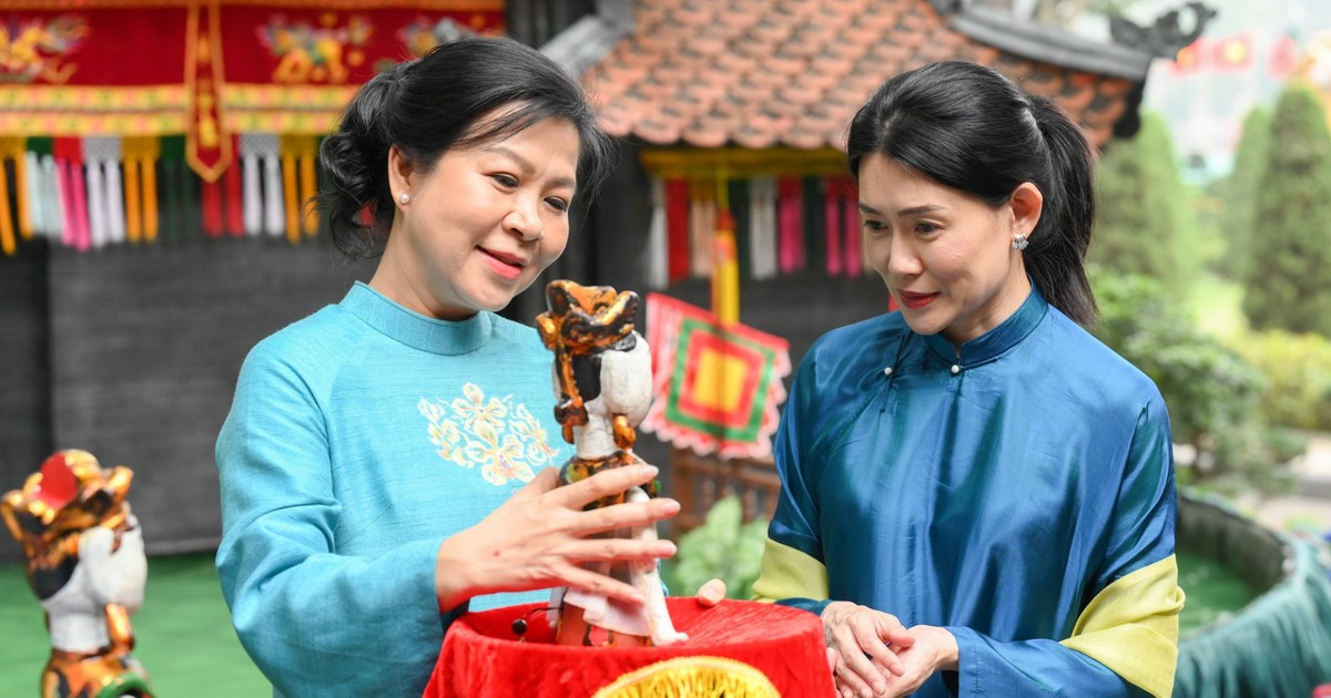 苏林总书记夫人与新加坡总理夫人欣赏越南民间艺术【组图】