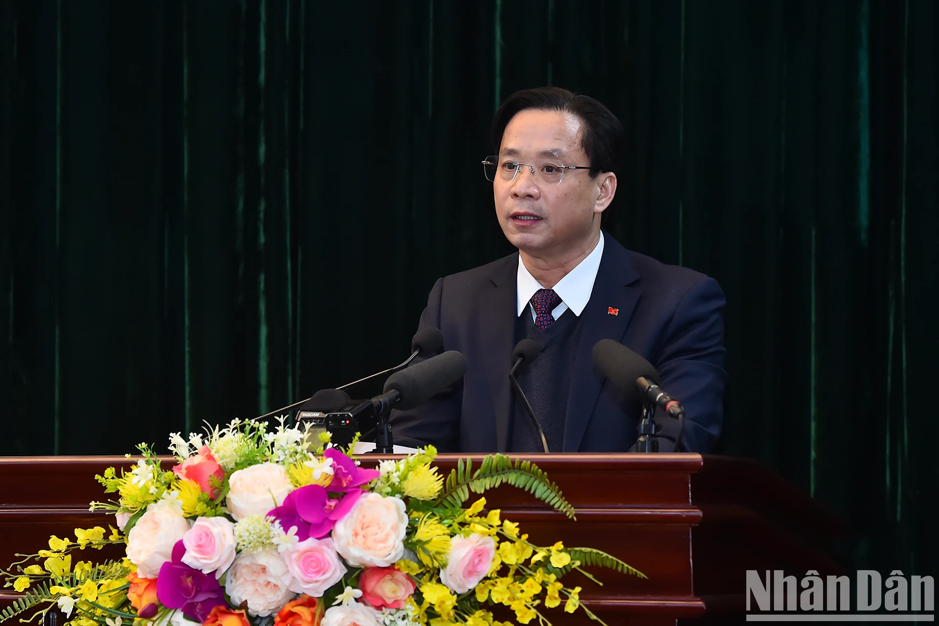 谅山省省委书记黄文严在会上作报告。