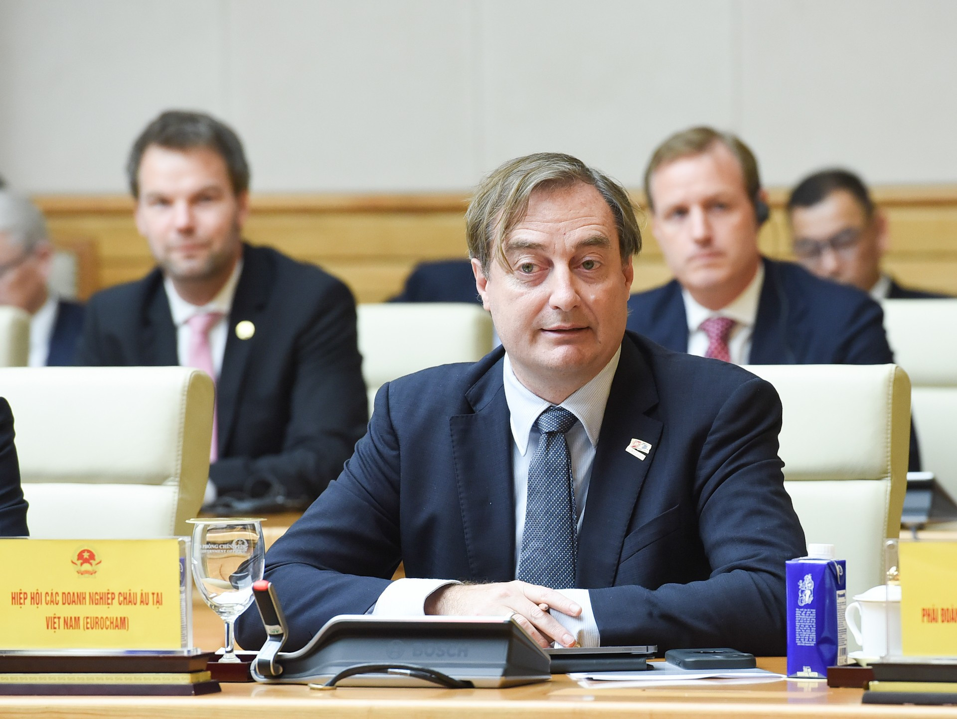 越南欧洲商会代表在座谈会上发表讲话。