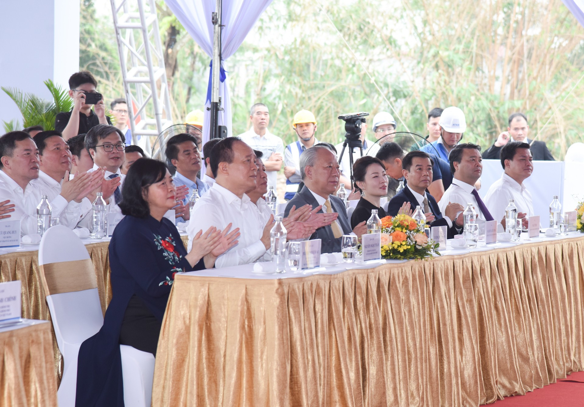 各位代表出席仪式。