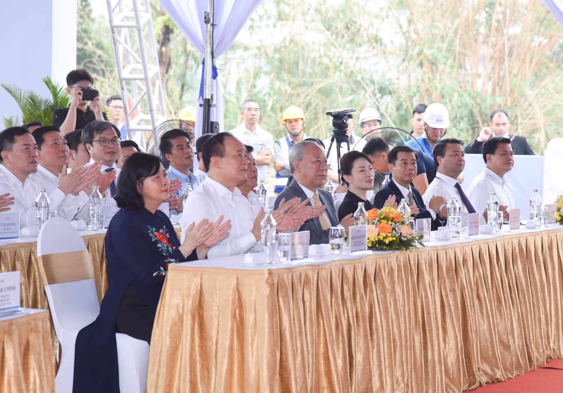 各位代表出席仪式。